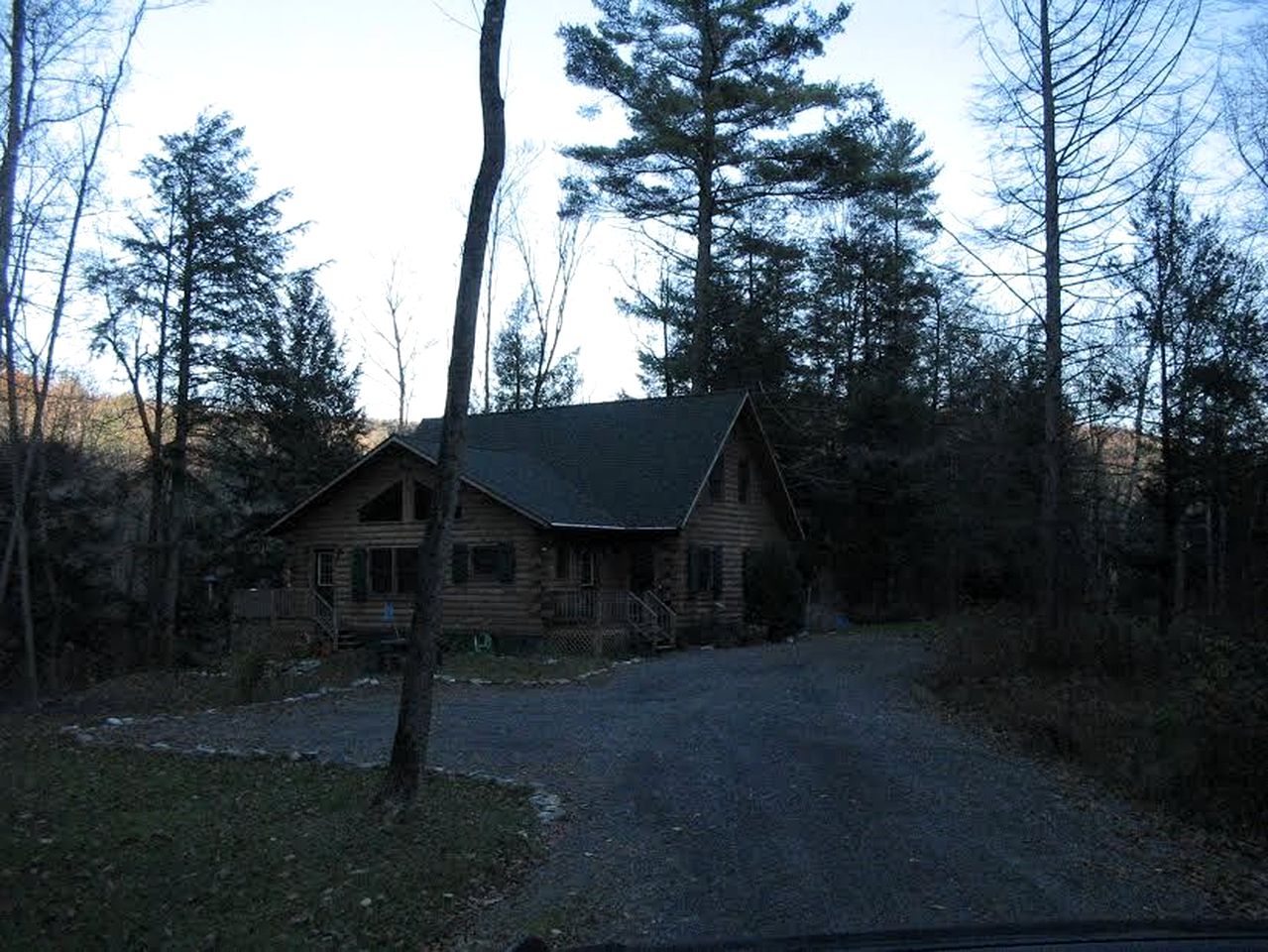 Cozy Log Cabin on the Banks of the Green River in The Berkshires, New York