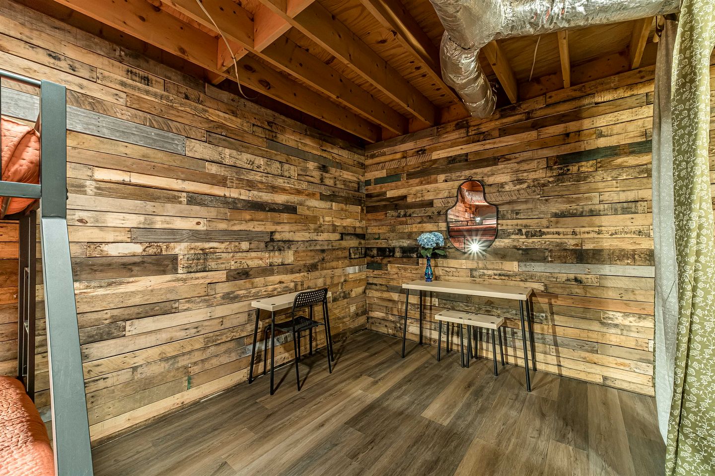 Wooden Cabin with Hot-Tub and Pool Table in Demorest, Georgia
