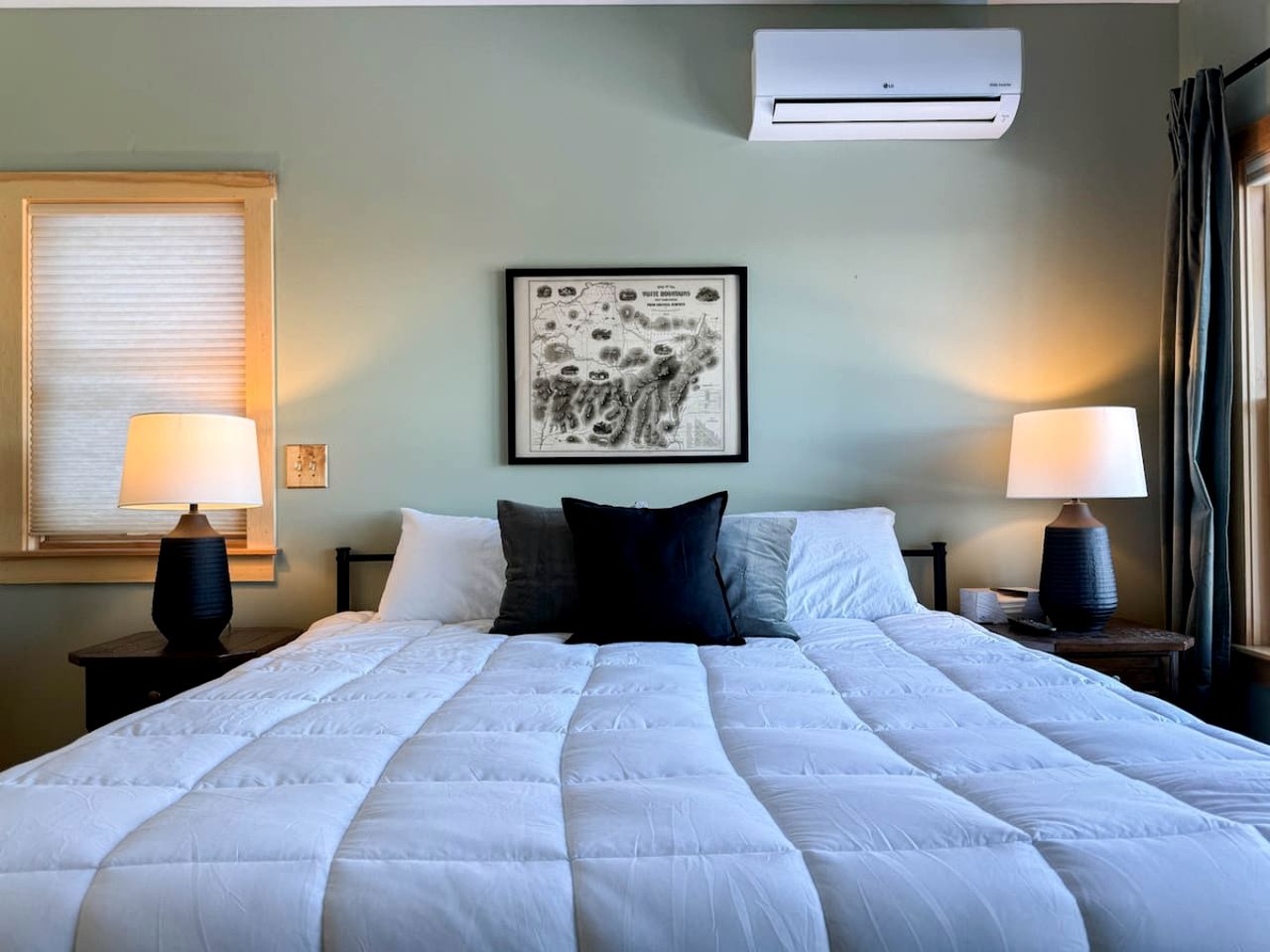 Wooden Cabin with Idyllic Mountain Views in New Hampshire