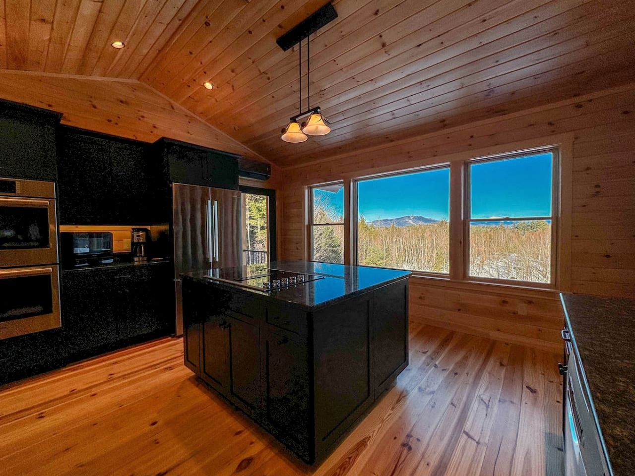 Wooden Cabin with Idyllic Mountain Views in New Hampshire