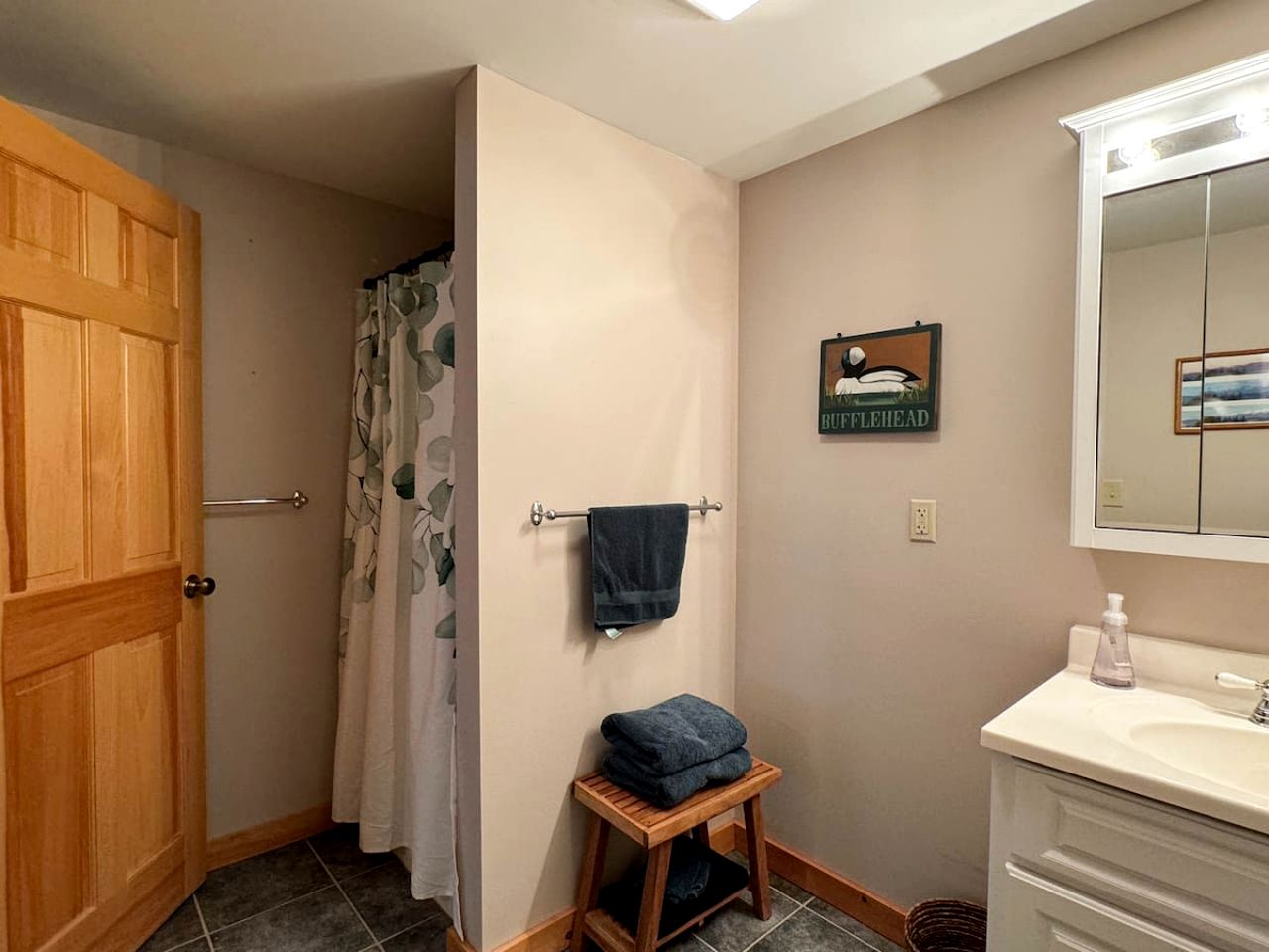 Wooden Cabin with Idyllic Mountain Views in New Hampshire