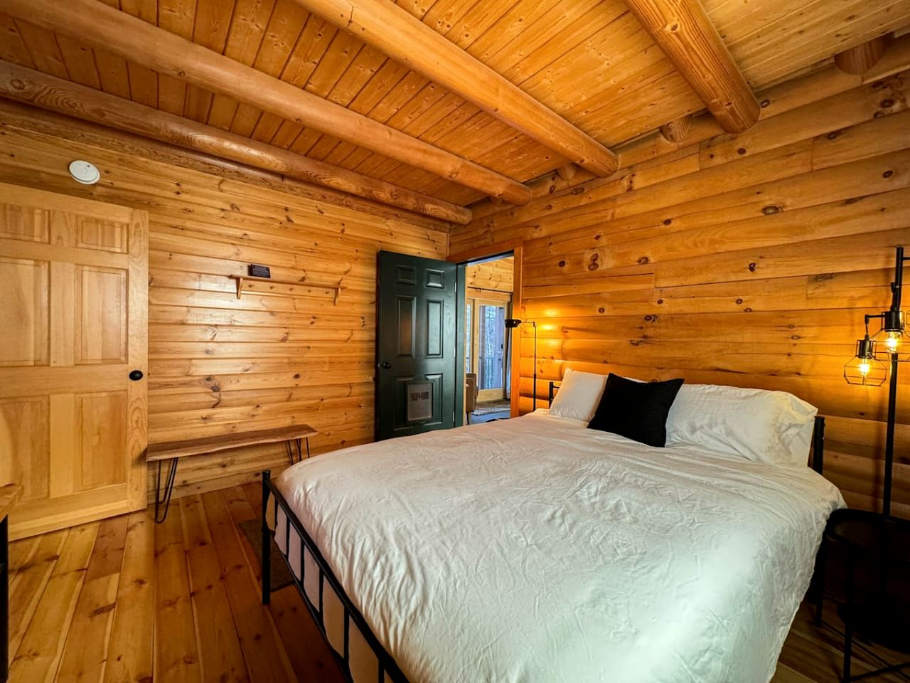 Wooden Cabin with Idyllic Mountain Views in New Hampshire