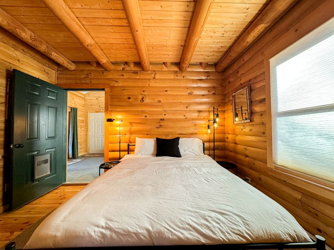 Wooden Cabin with Idyllic Mountain Views in New Hampshire