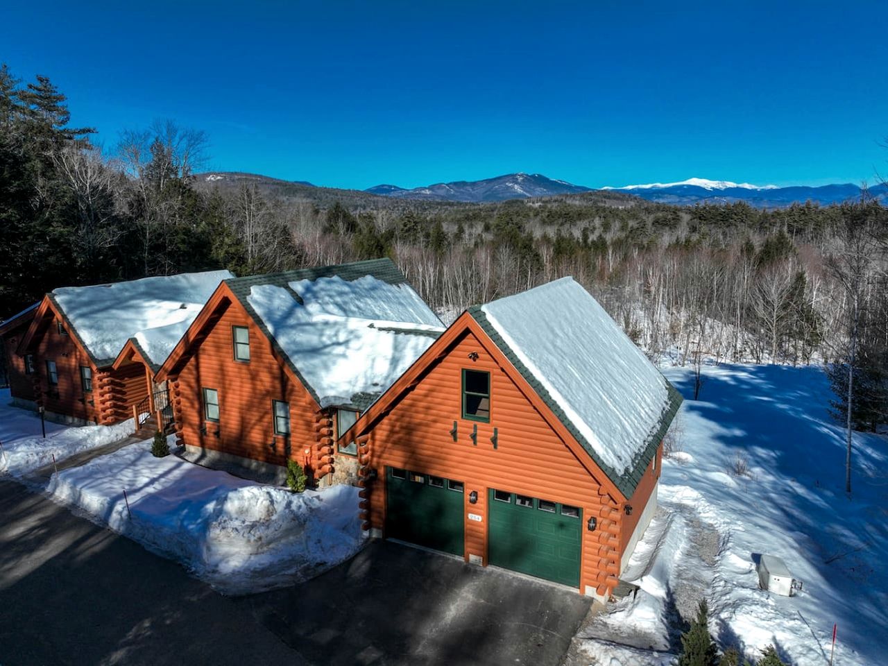 Wooden Cabin with Idyllic Mountain Views in New Hampshire