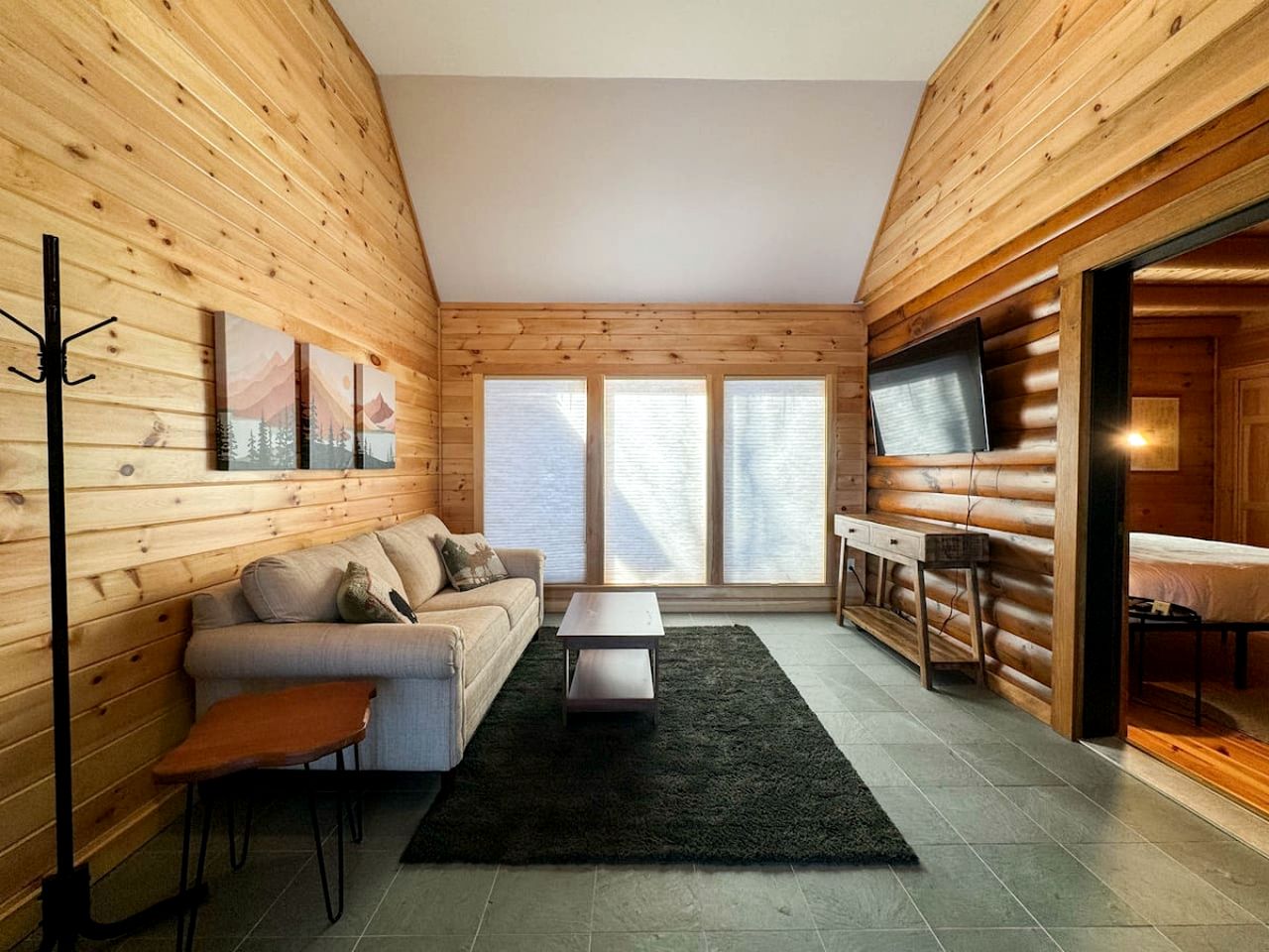 Wooden Cabin with Idyllic Mountain Views in New Hampshire