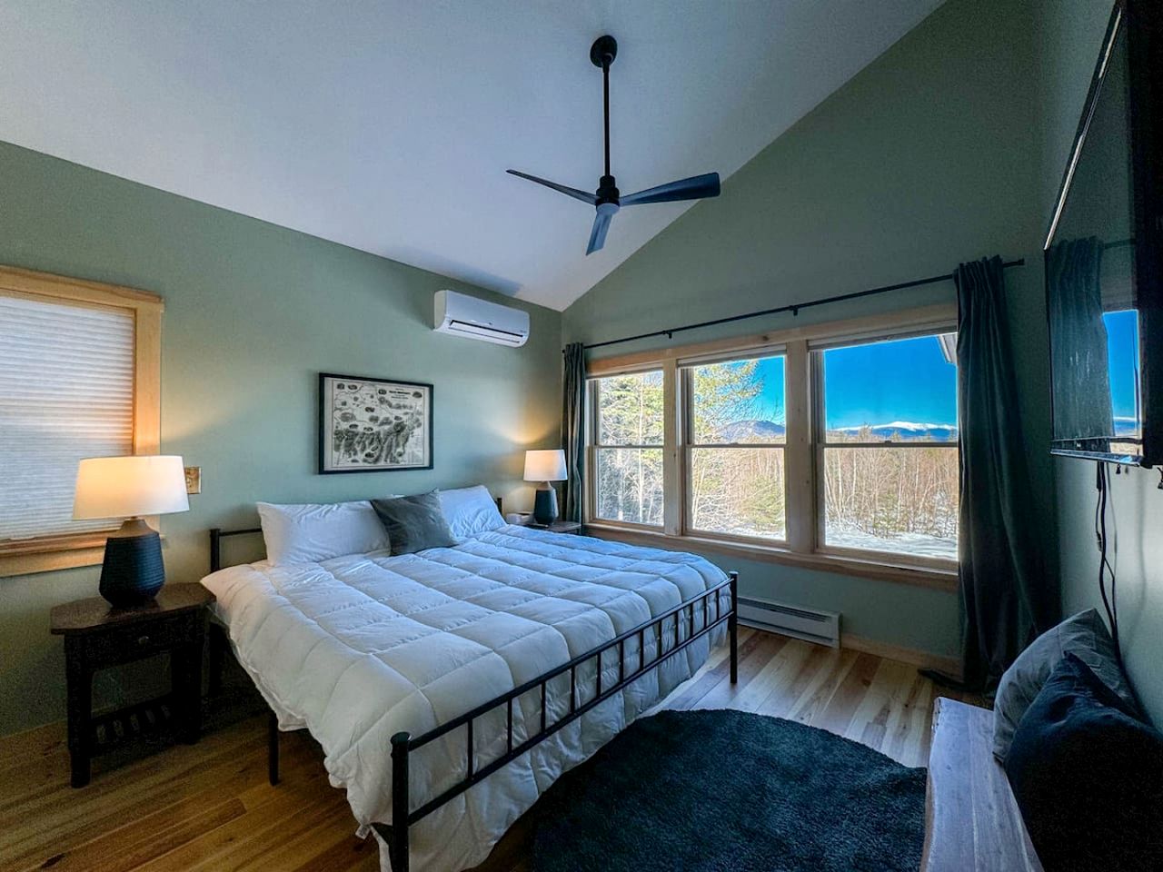 Wooden Cabin with Idyllic Mountain Views in New Hampshire