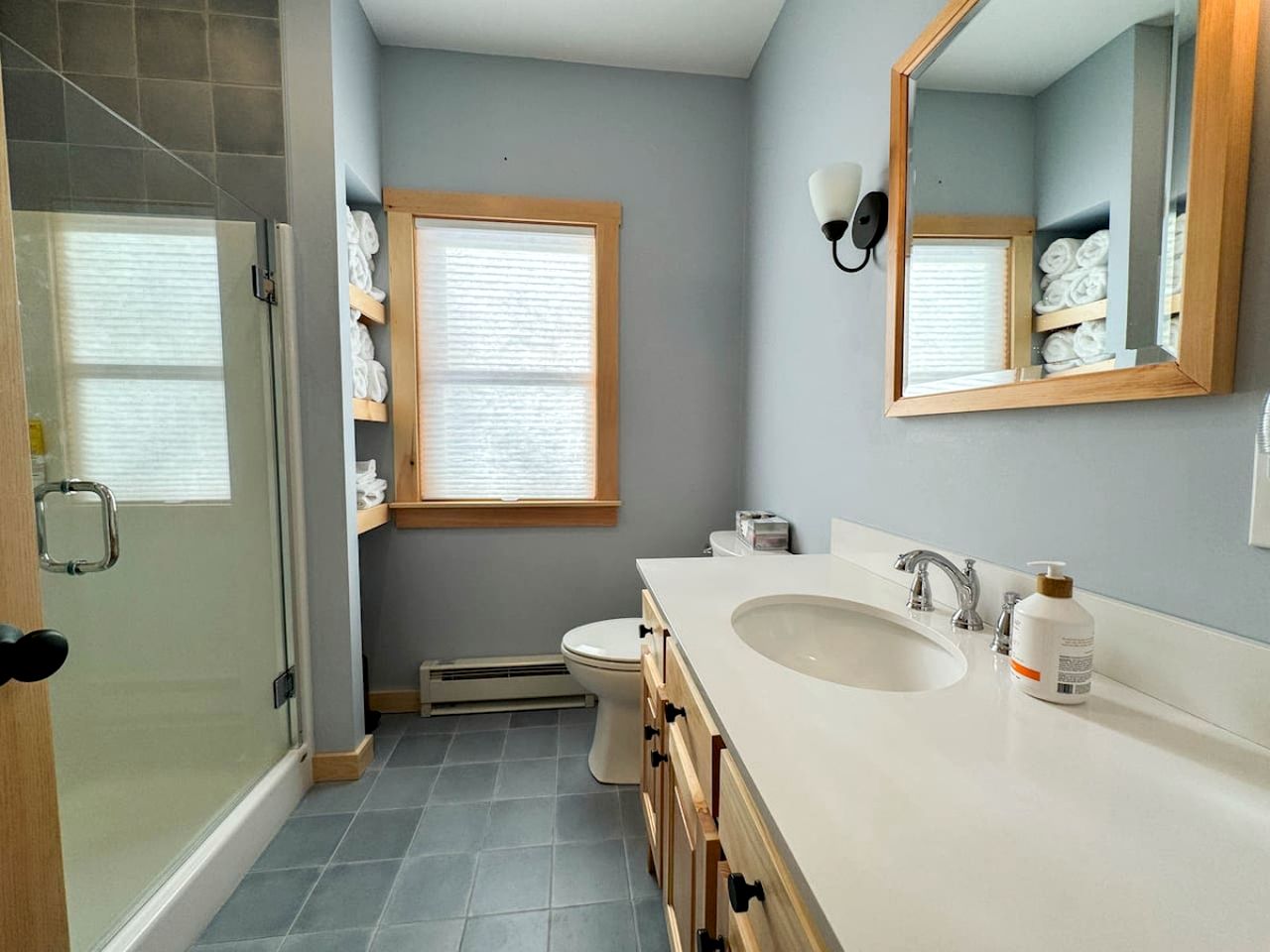 Wooden Cabin with Idyllic Mountain Views in New Hampshire