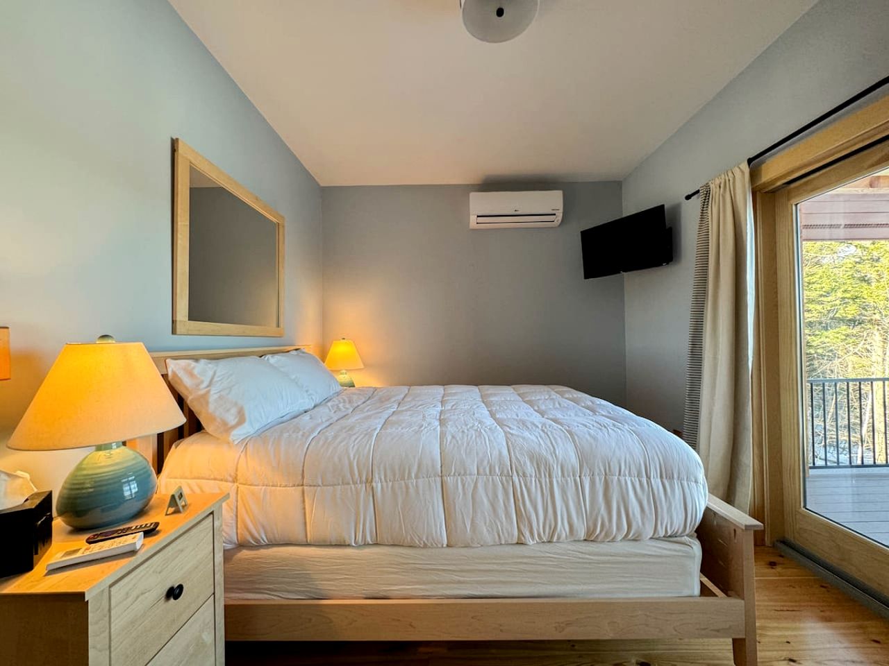 Wooden Cabin with Idyllic Mountain Views in New Hampshire