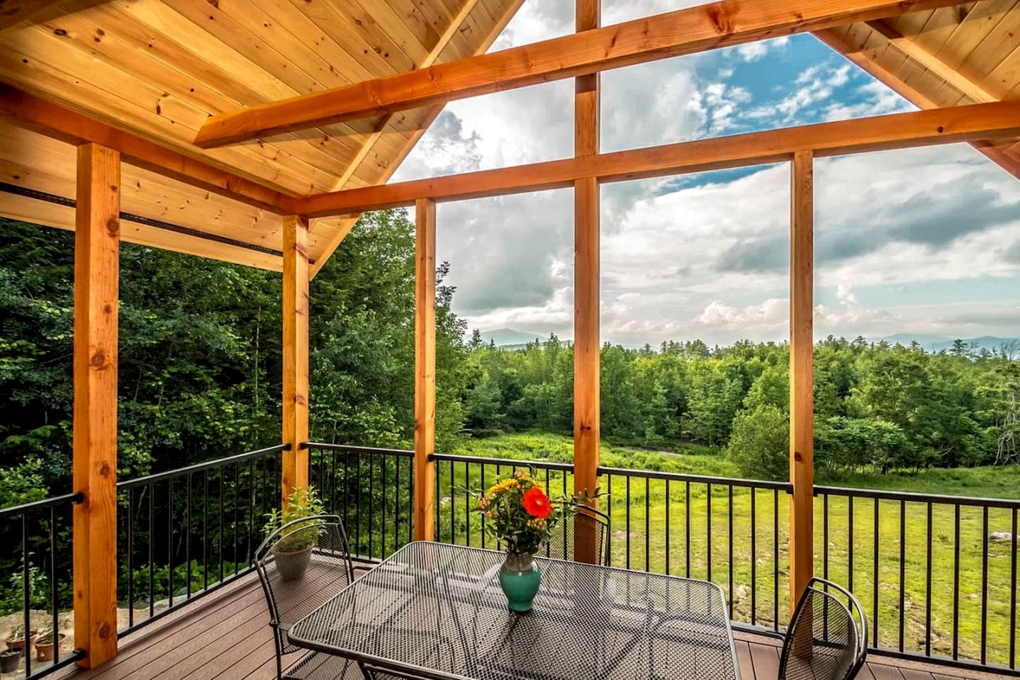 Wooden Cabin with Idyllic Mountain Views in New Hampshire