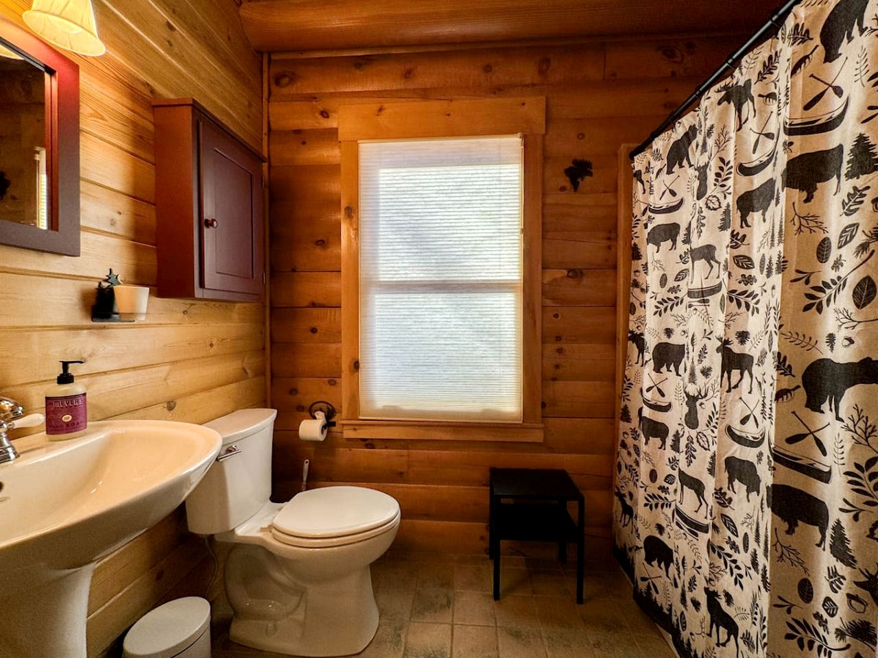 Wooden Cabin with Idyllic Mountain Views in New Hampshire