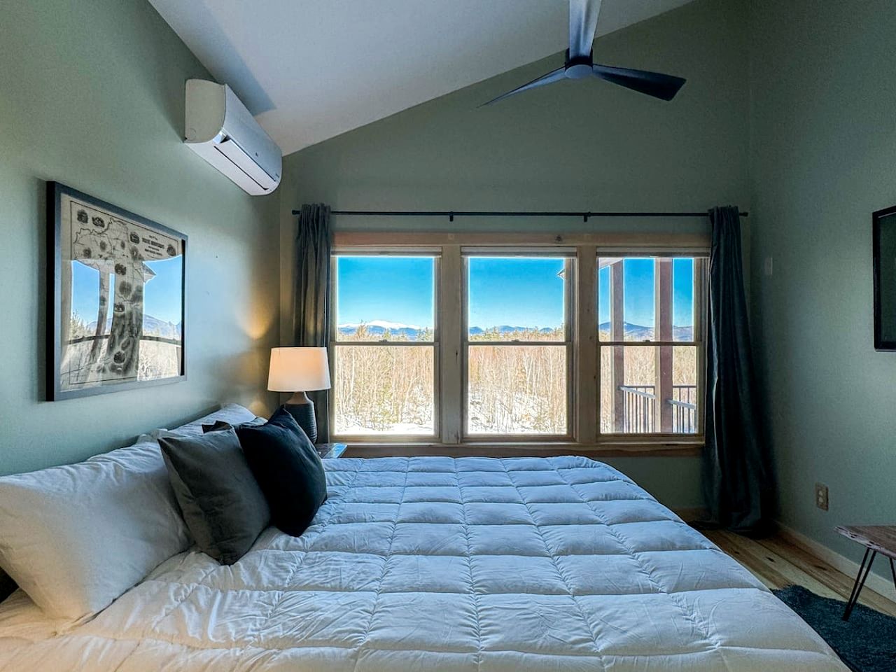 Wooden Cabin with Idyllic Mountain Views in New Hampshire