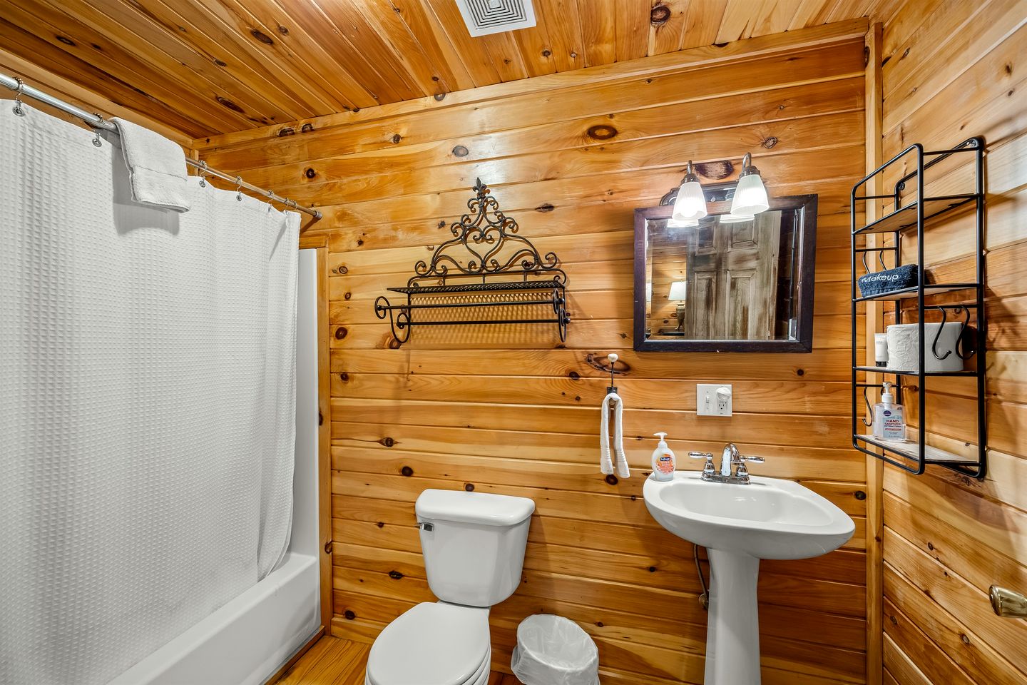 Wooden Cottage with Breathtaking Sunset Views in Mentone, Alabama