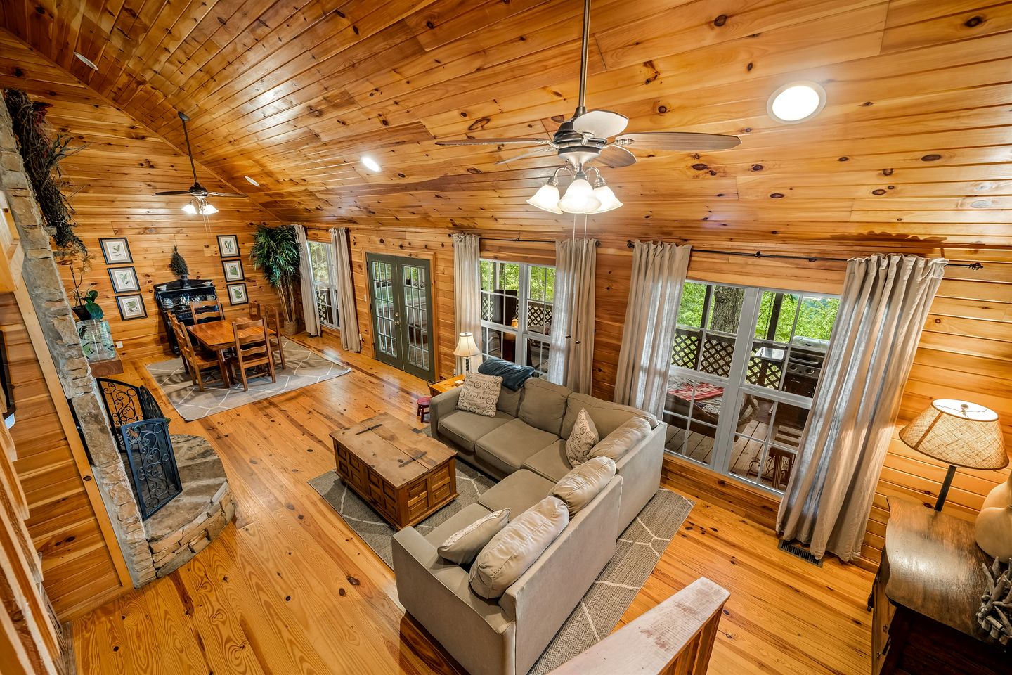 Wooden Cottage with Breathtaking Sunset Views in Mentone, Alabama