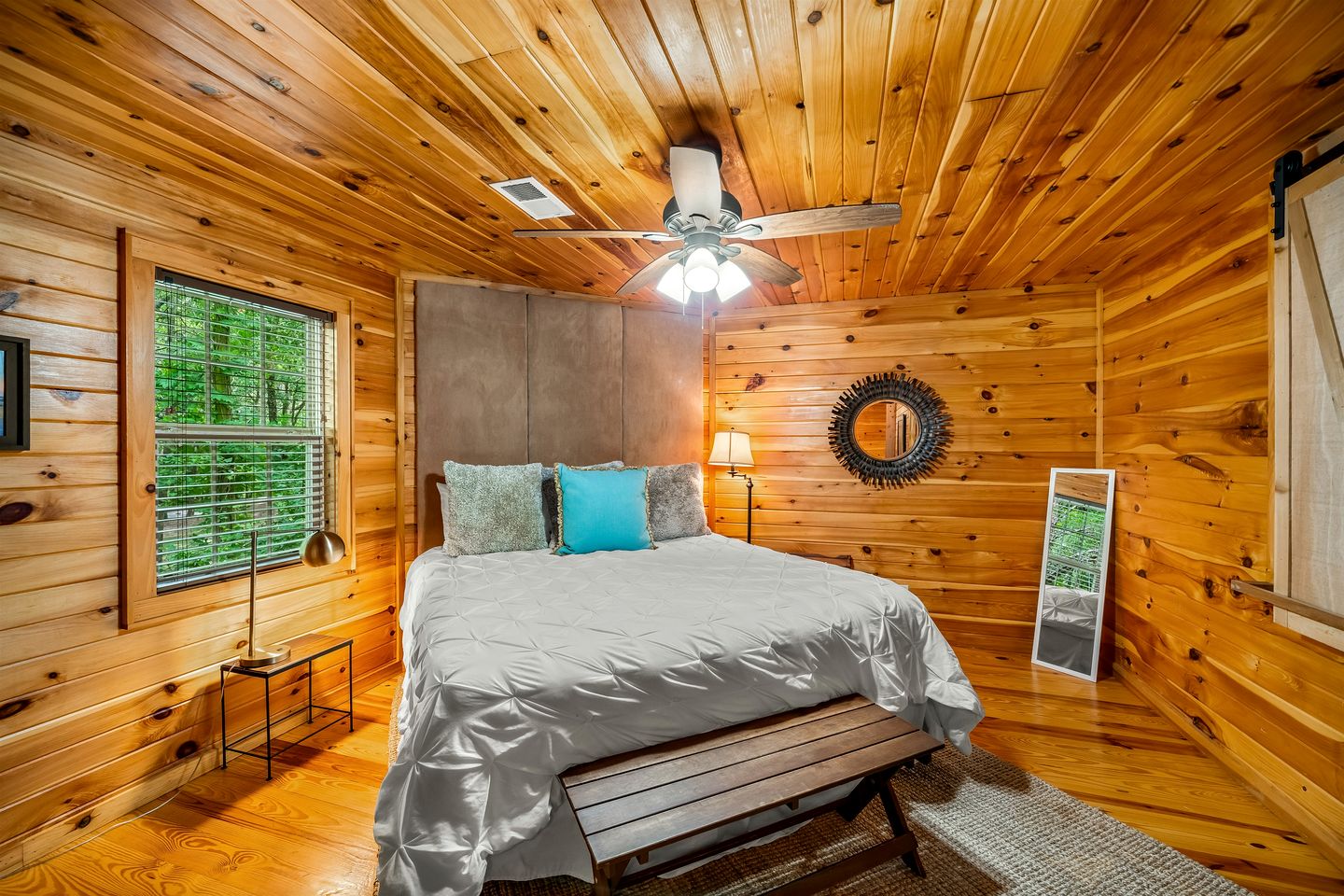 Wooden Cottage with Breathtaking Sunset Views in Mentone, Alabama