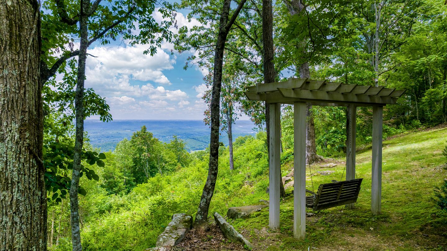 Wooden Cottage with Breathtaking Sunset Views in Mentone, Alabama