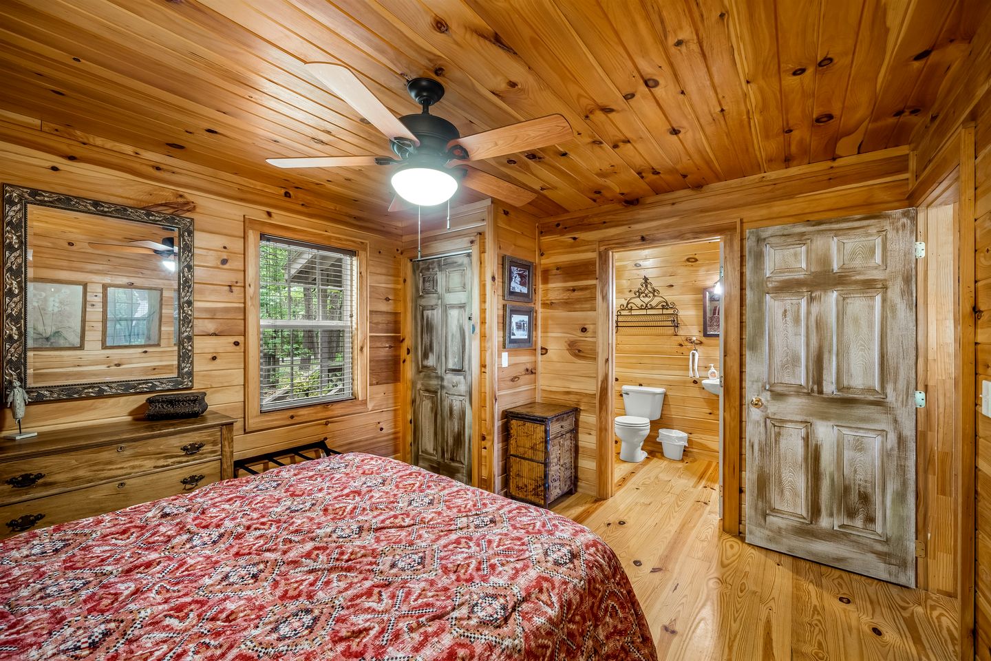 Wooden Cottage with Breathtaking Sunset Views in Mentone, Alabama