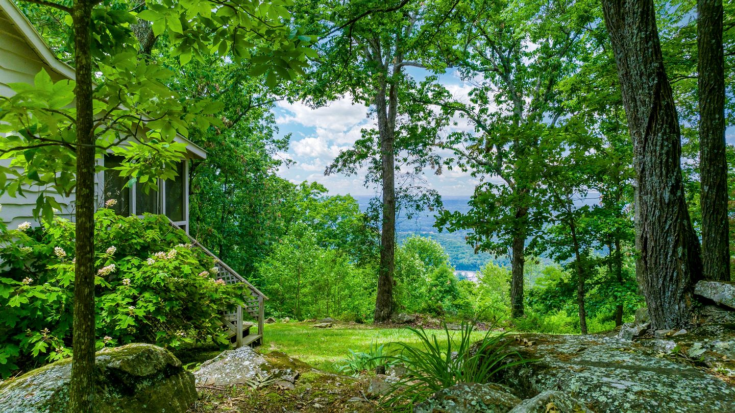 Wooden Cottage with Breathtaking Sunset Views in Mentone, Alabama