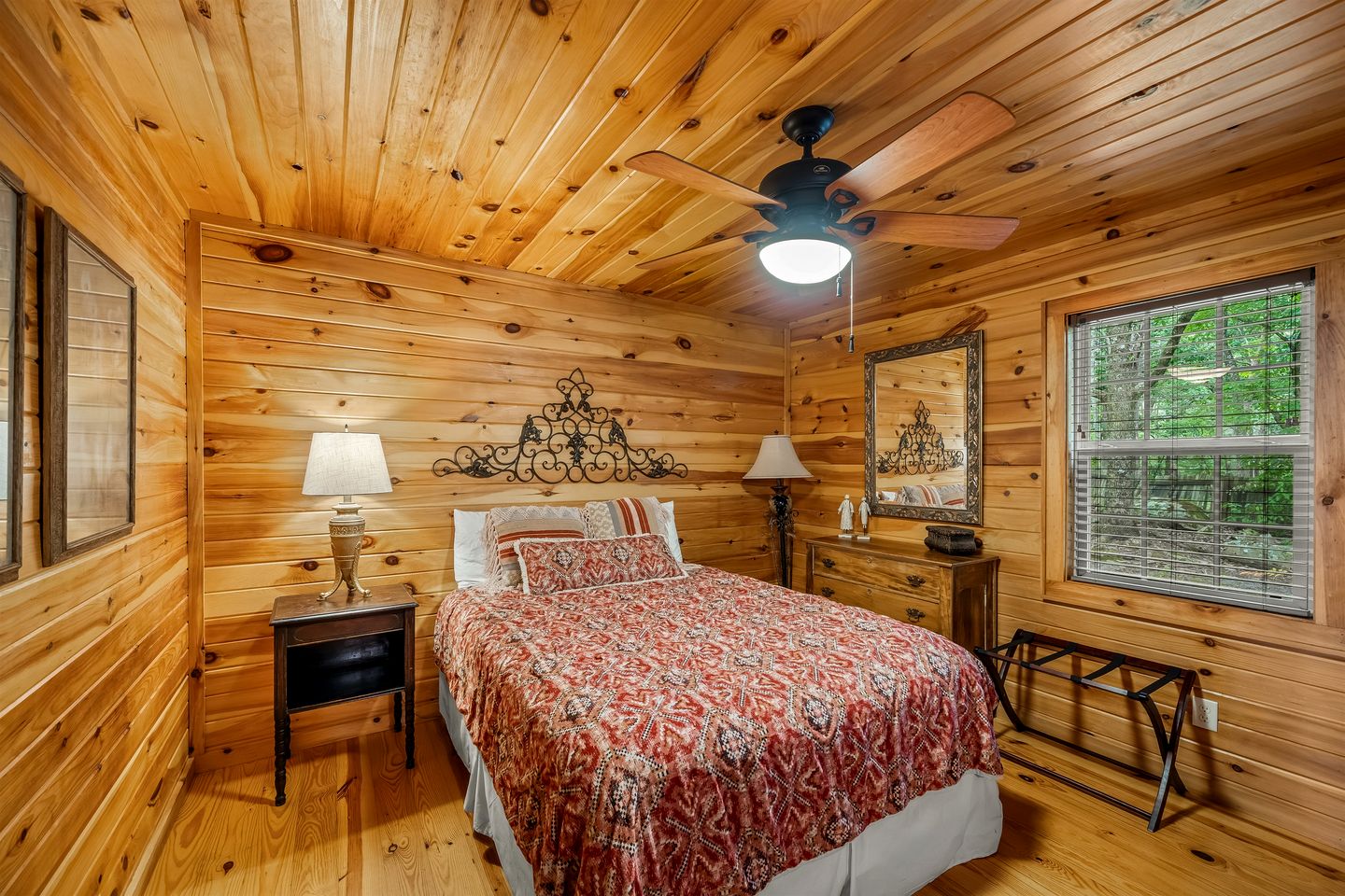 Wooden Cottage with Breathtaking Sunset Views in Mentone, Alabama