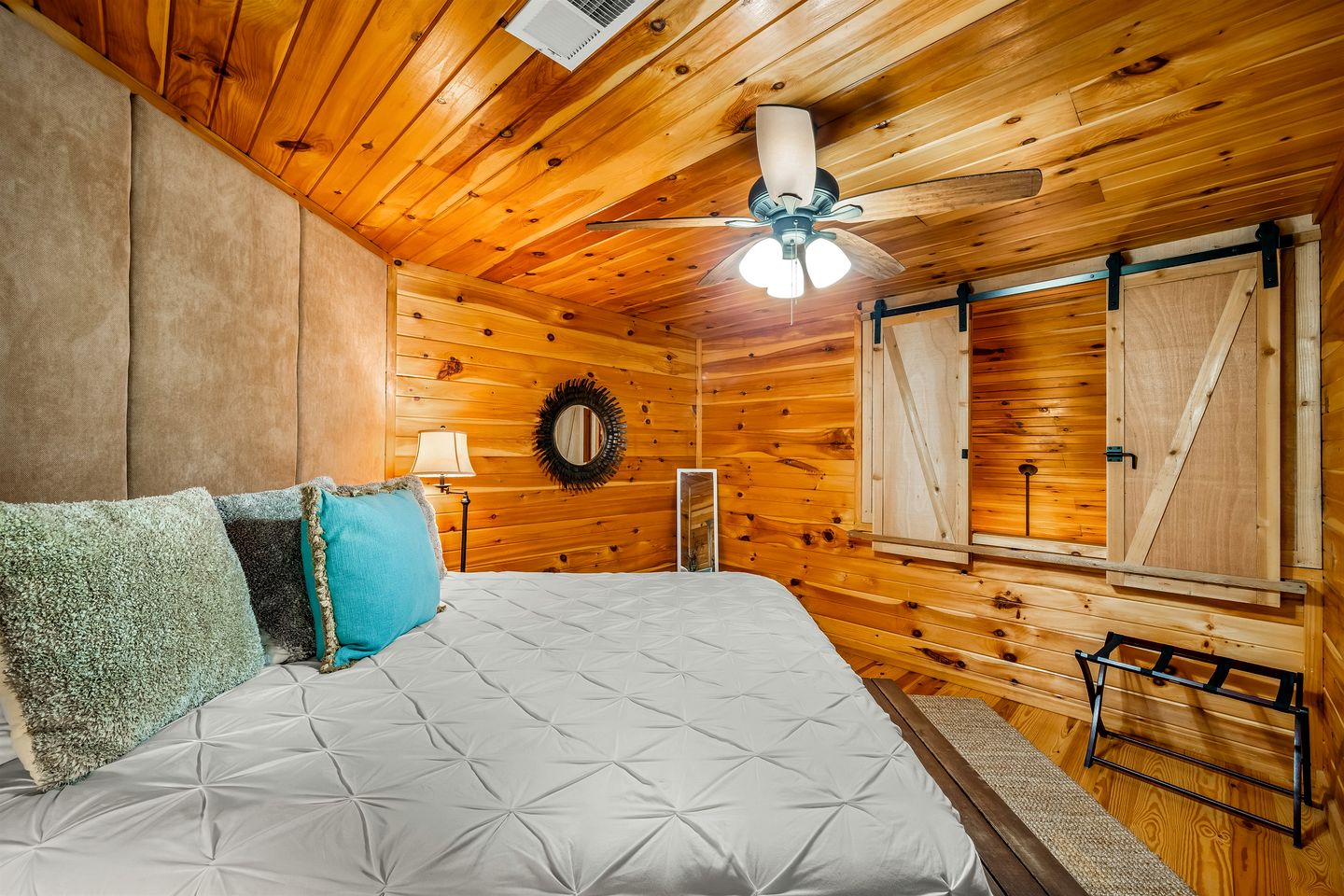 Wooden Cottage with Breathtaking Sunset Views in Mentone, Alabama