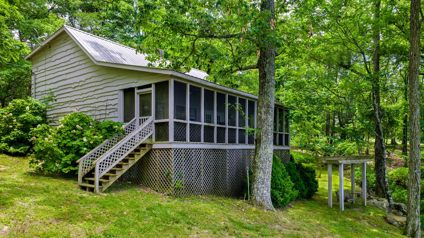 Wooden Cottage with Breathtaking Sunset Views in Mentone, Alabama