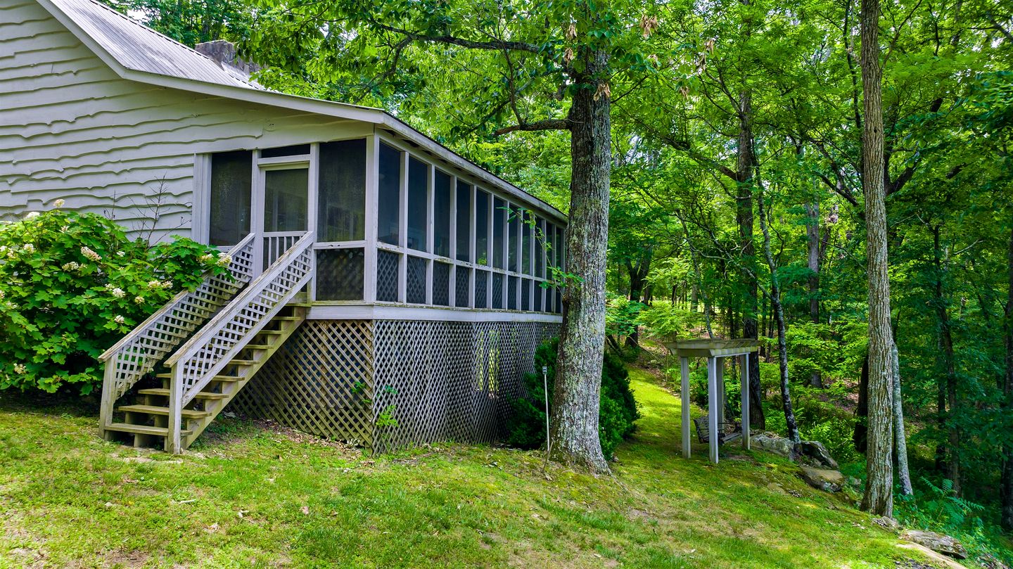 Wooden Cottage with Breathtaking Sunset Views in Mentone, Alabama