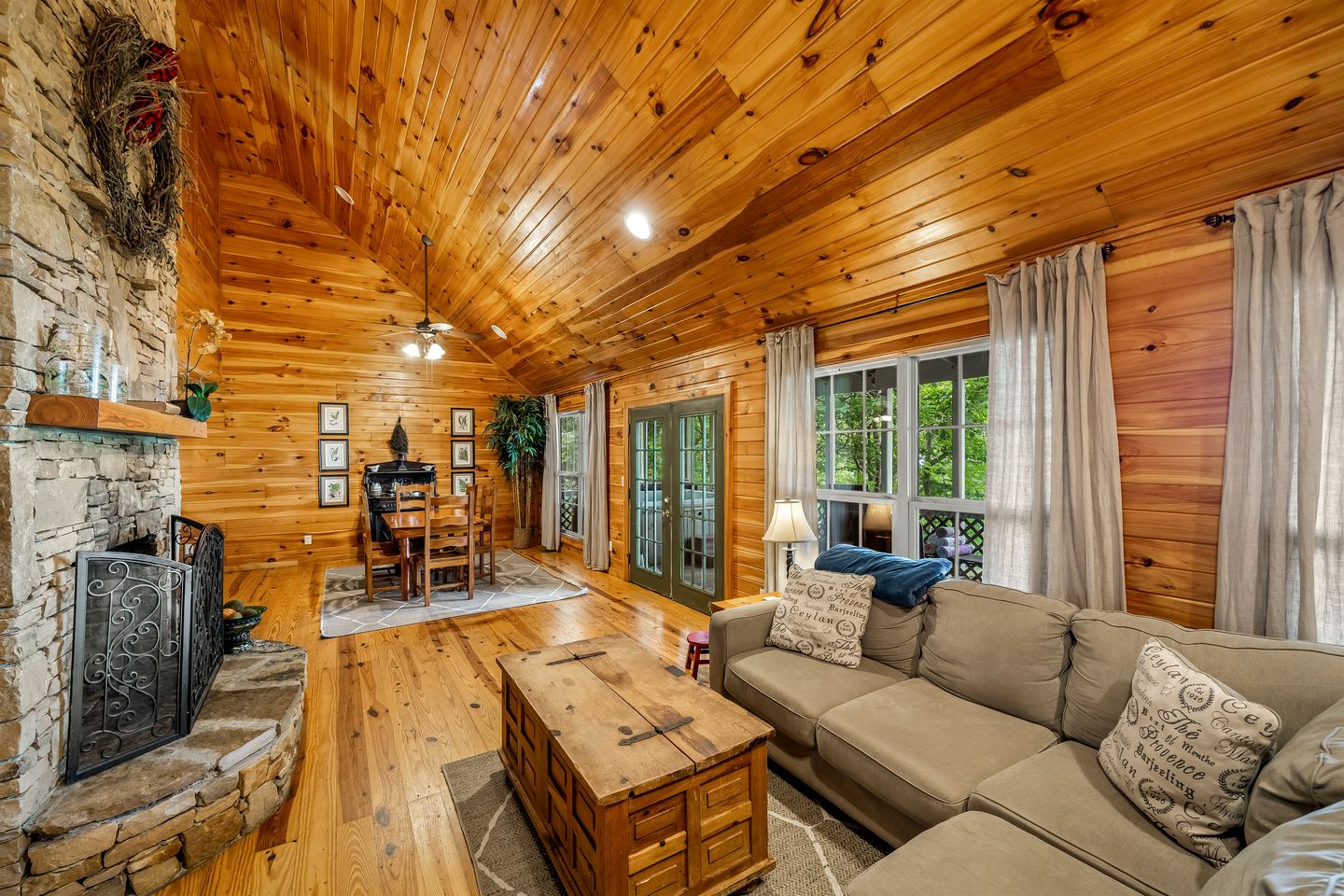 Wooden Cottage with Breathtaking Sunset Views in Mentone, Alabama