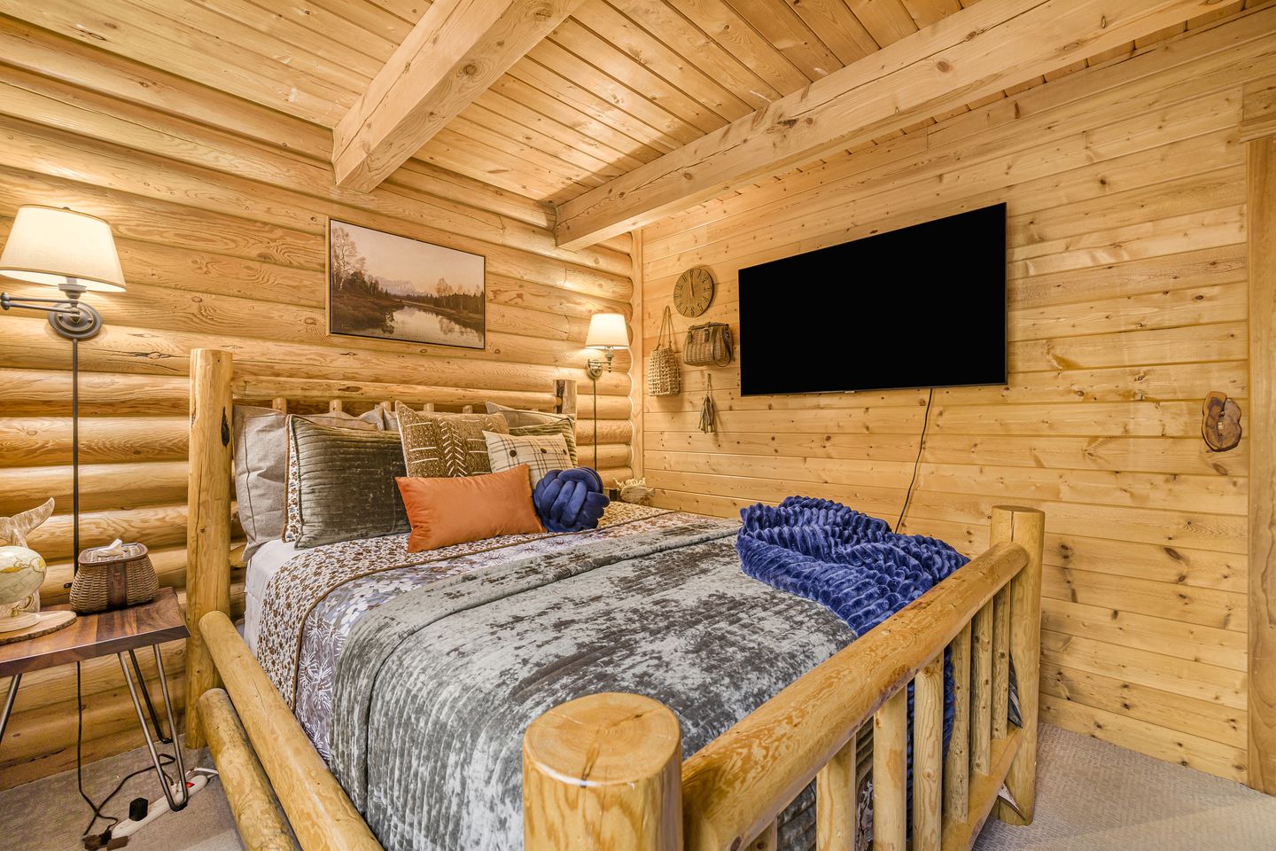 Wooden Spacious Cabin with Jacuzzi, Game Space and Fire Pit in Idaho