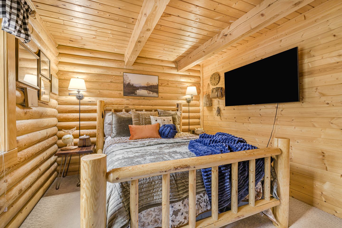 Wooden Spacious Cabin with Jacuzzi, Game Space and Fire Pit in Idaho