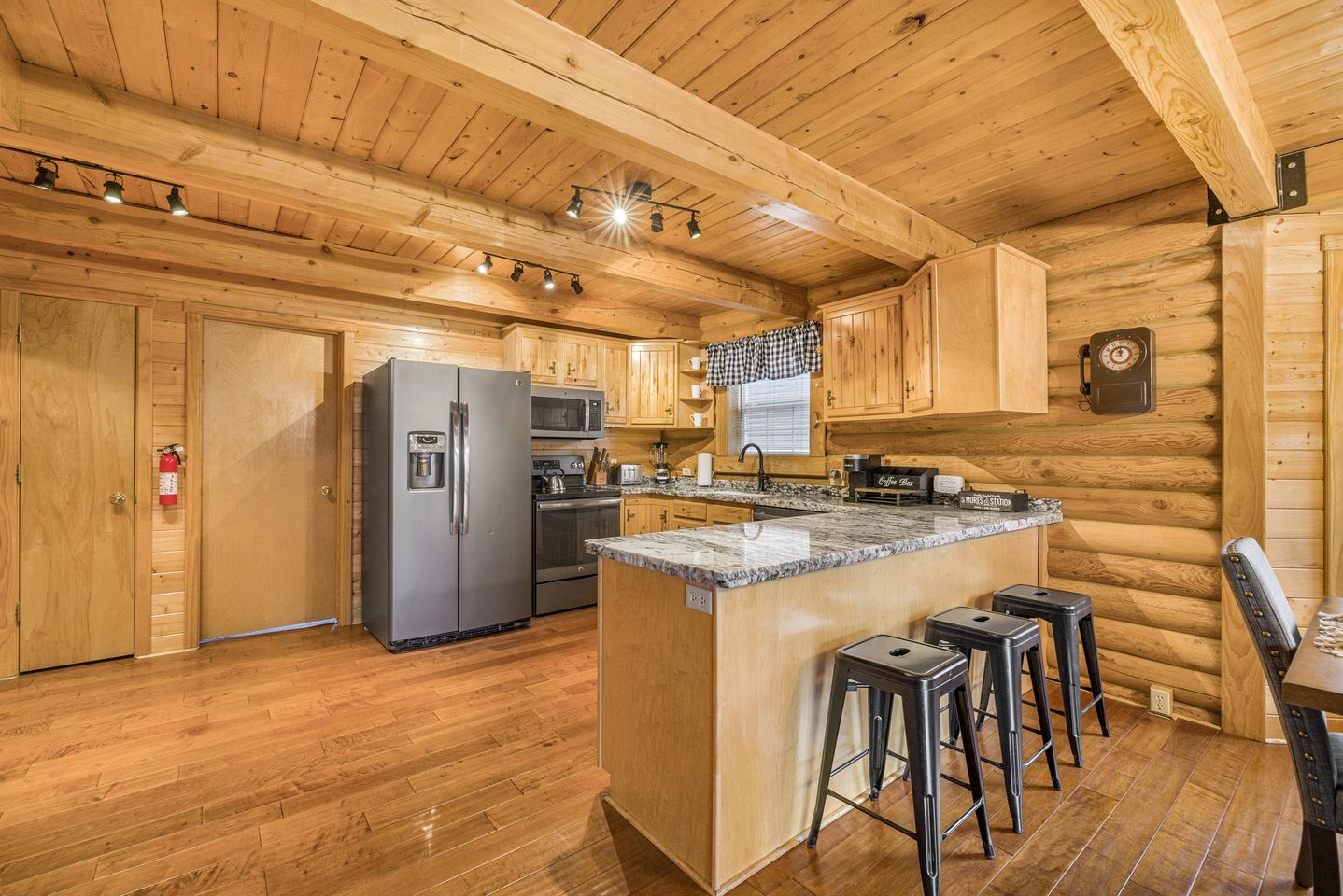 Wooden Spacious Cabin with Jacuzzi, Game Space and Fire Pit in Idaho