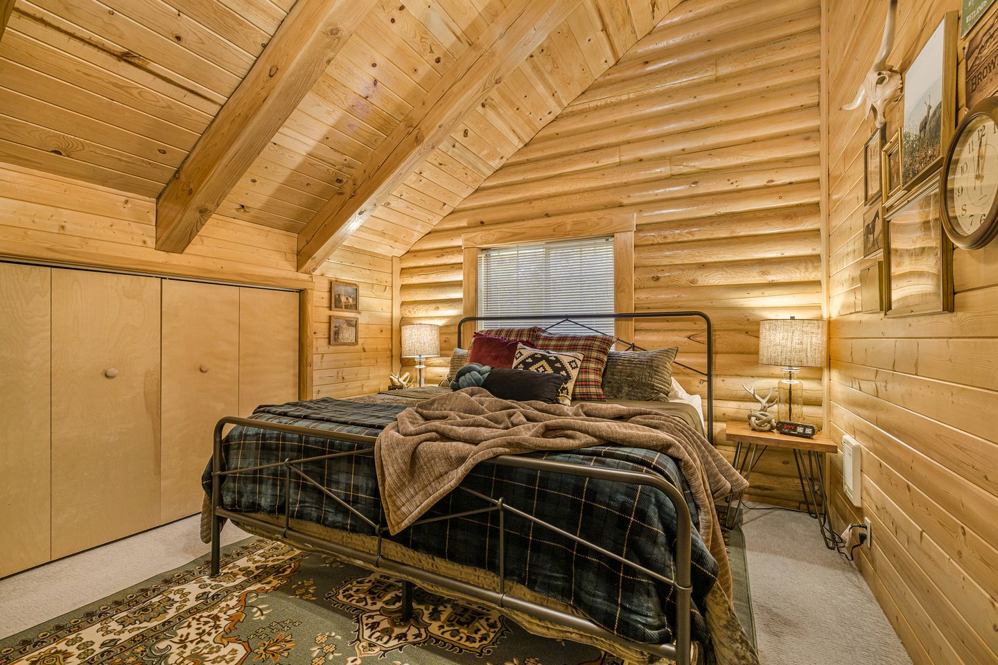 Wooden Spacious Cabin with Jacuzzi, Game Space and Fire Pit in Idaho