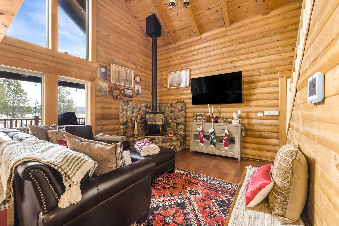 Wooden Spacious Cabin with Jacuzzi, Game Space and Fire Pit in Idaho