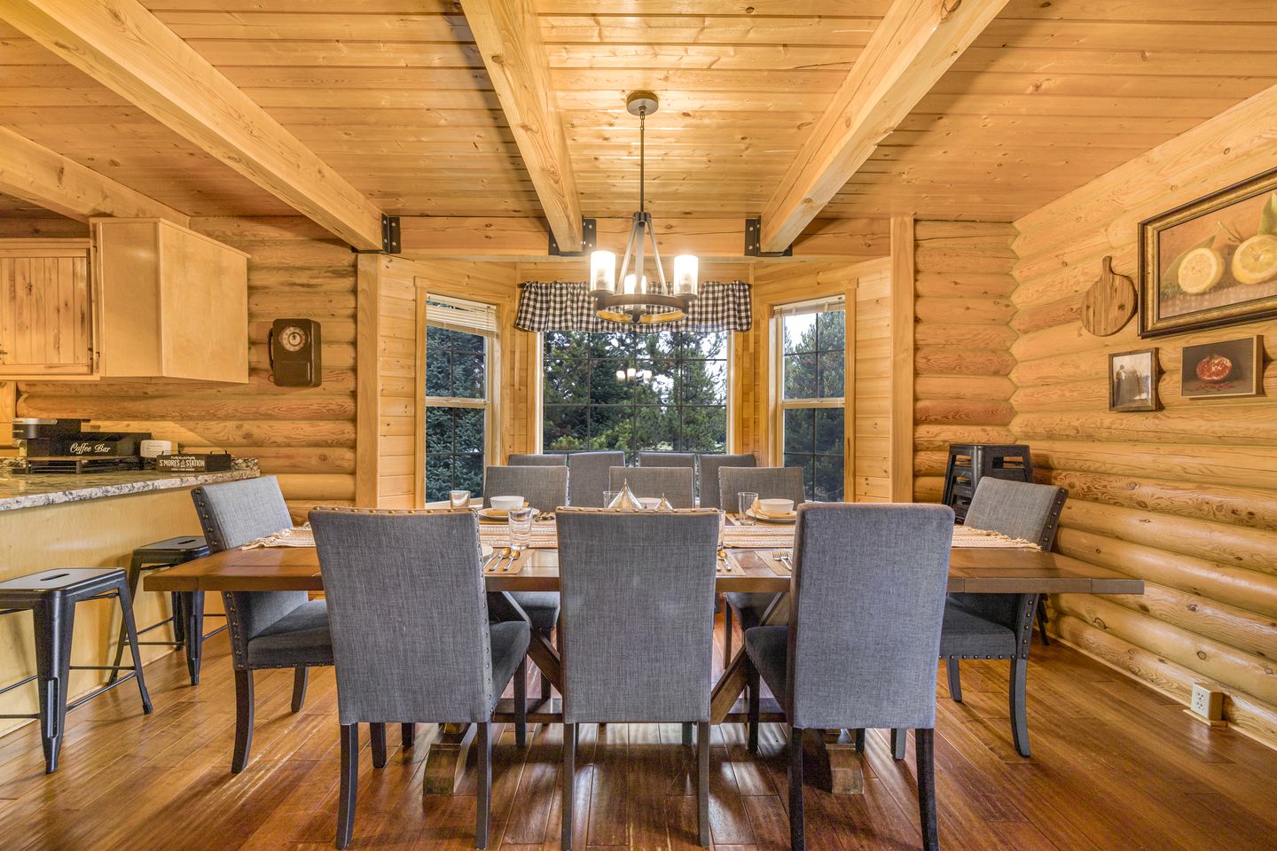 Wooden Spacious Cabin with Jacuzzi, Game Space and Fire Pit in Idaho