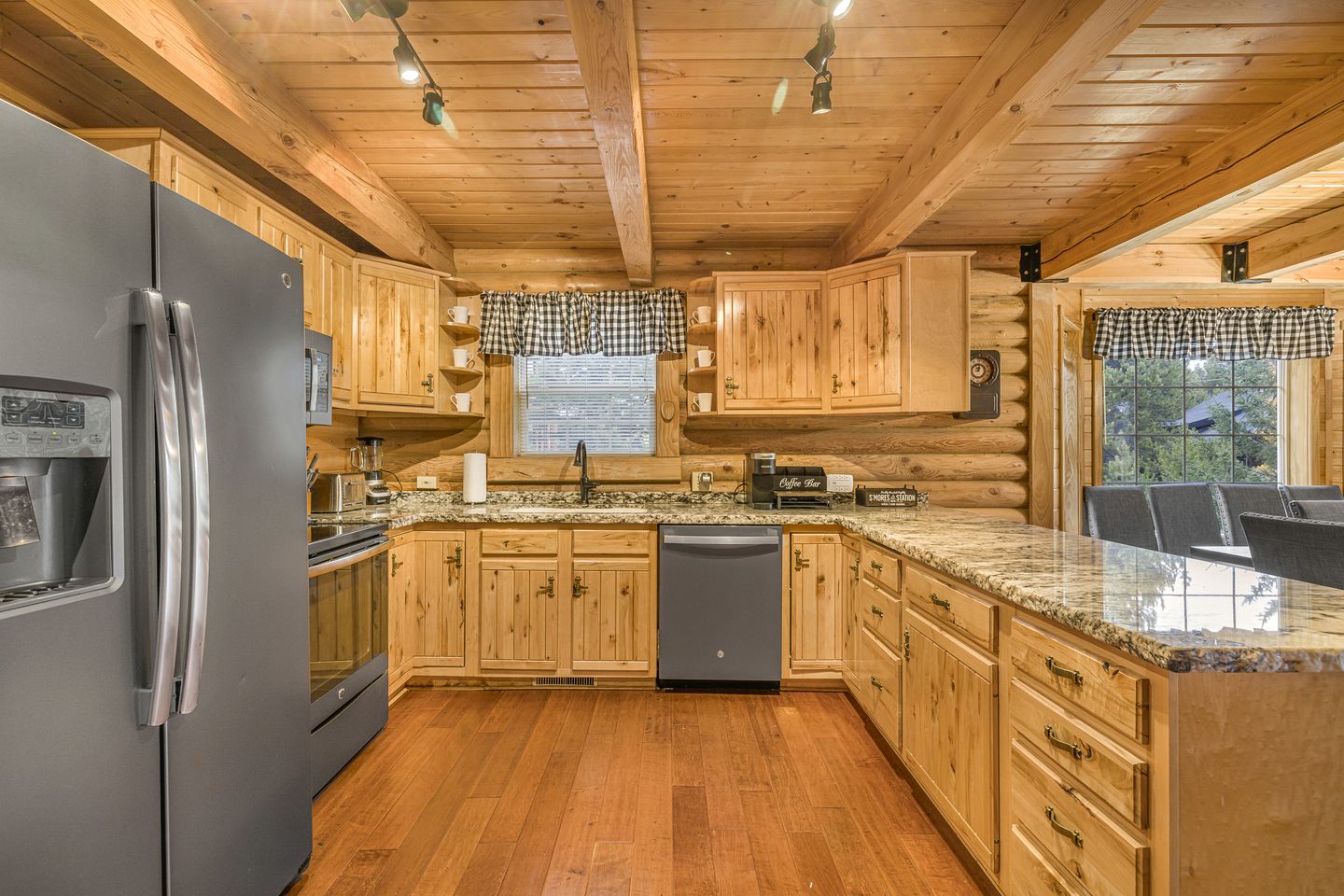 Wooden Spacious Cabin with Jacuzzi, Game Space and Fire Pit in Idaho