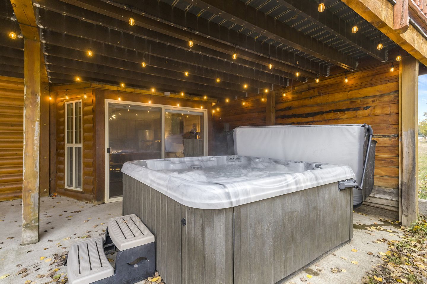Wooden Spacious Cabin with Jacuzzi, Game Space and Fire Pit in Idaho
