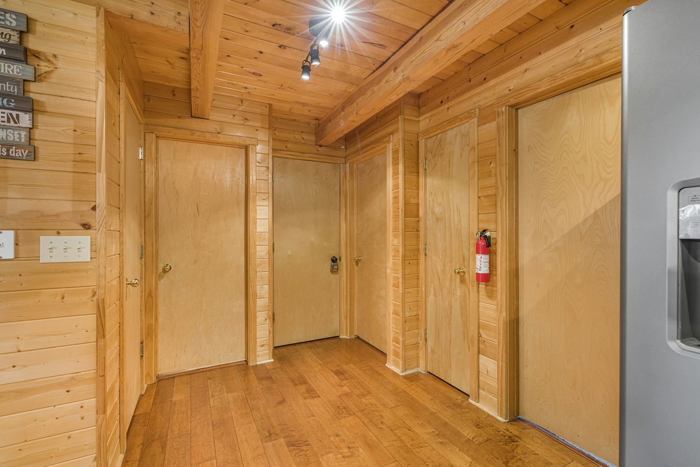 Wooden Spacious Cabin with Jacuzzi, Game Space and Fire Pit in Idaho