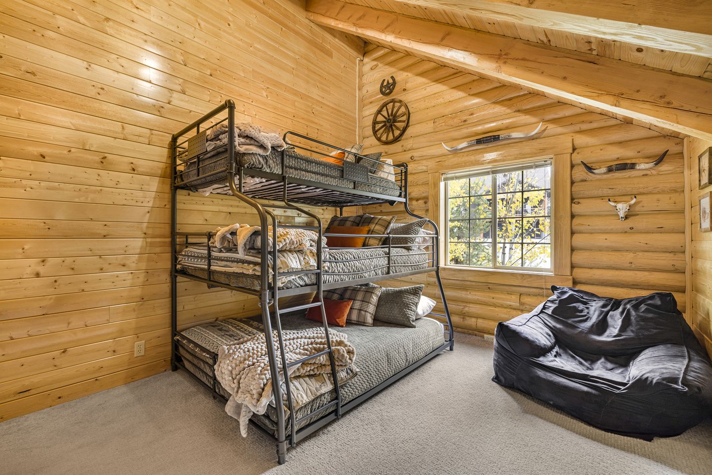 Wooden Spacious Cabin with Jacuzzi, Game Space and Fire Pit in Idaho