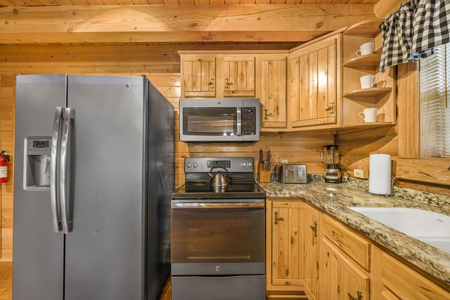 Wooden Spacious Cabin with Jacuzzi, Game Space and Fire Pit in Idaho