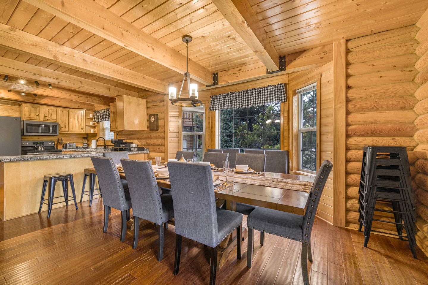 Wooden Spacious Cabin with Jacuzzi, Game Space and Fire Pit in Idaho