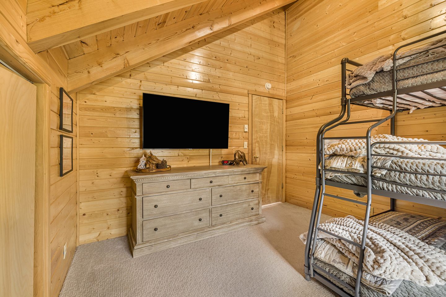 Wooden Spacious Cabin with Jacuzzi, Game Space and Fire Pit in Idaho