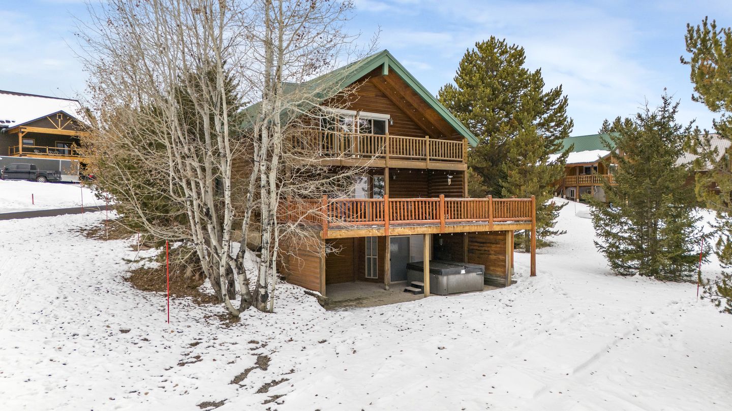 Wooden Spacious Cabin with Jacuzzi, Game Space and Fire Pit in Idaho