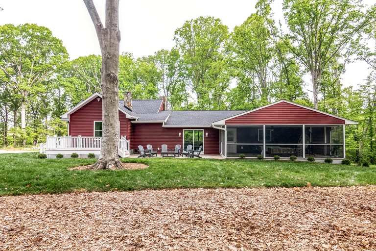 Serene Countryside Cottage with Expansive Porch in Orange, Virginia