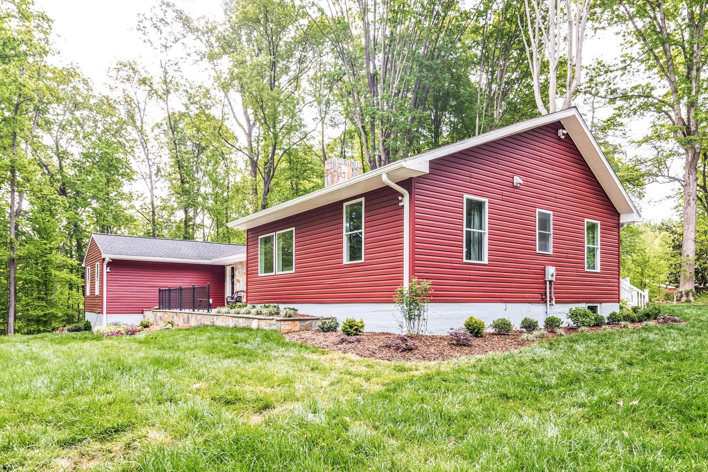 Serene Countryside Cottage with Expansive Porch in Orange, Virginia