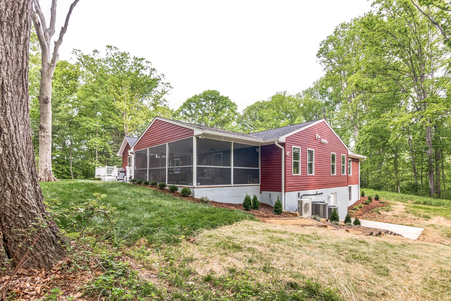 Serene Countryside Cottage with Expansive Porch in Orange, Virginia