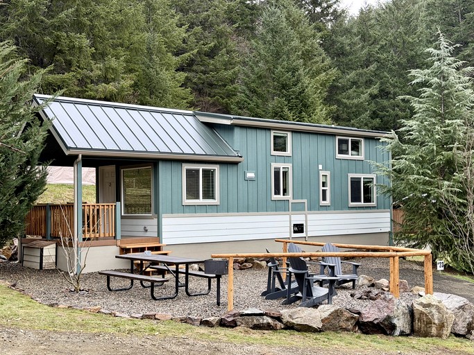 Rustic Chic Forest Cabin with Loft, BBQ & Relaxing Fire Pit Patio in Idleyld Park, Oregon