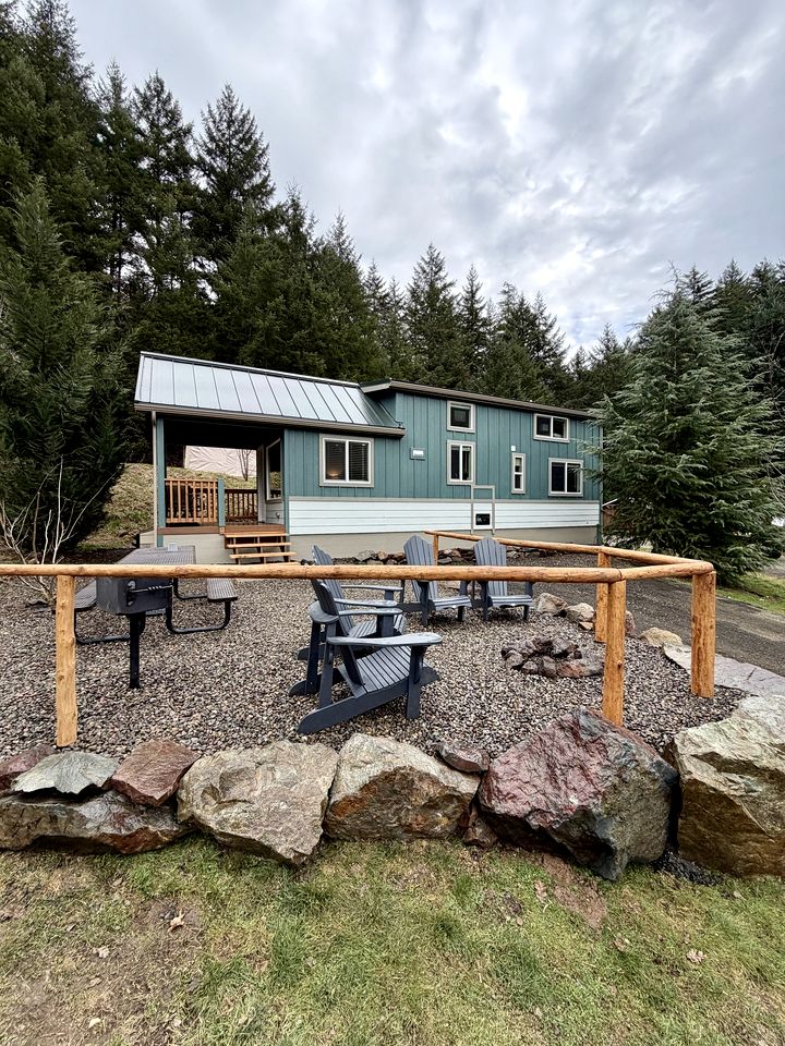 Rustic Chic Forest Cabin with Loft, BBQ & Relaxing Fire Pit Patio in Idleyld Park, Oregon