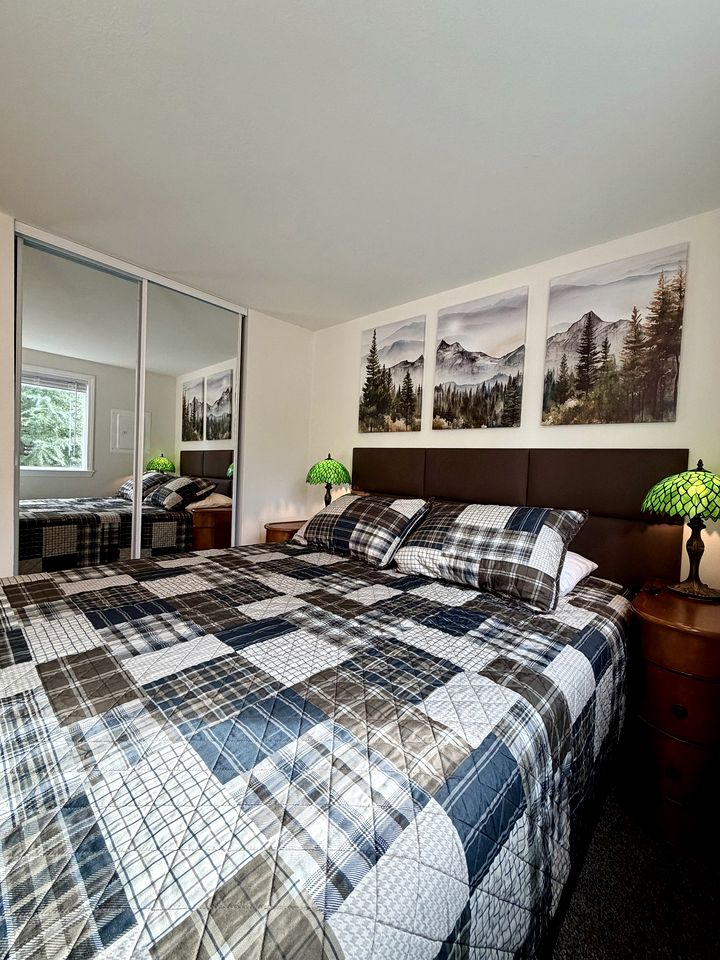 Rustic Chic Forest Cabin with Loft, BBQ & Relaxing Fire Pit Patio in Idleyld Park, Oregon