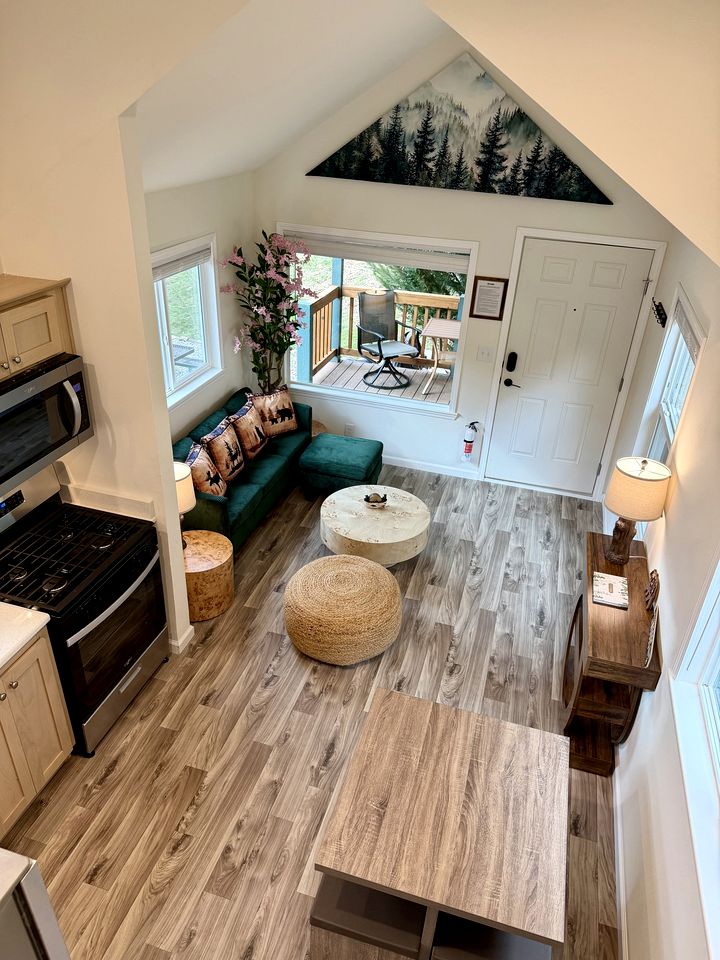 Rustic Chic Forest Cabin with Loft, BBQ & Relaxing Fire Pit Patio in Idleyld Park, Oregon