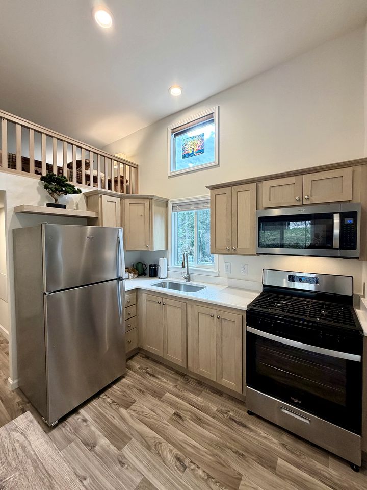 Rustic Chic Forest Cabin with Loft, BBQ & Relaxing Fire Pit Patio in Idleyld Park, Oregon