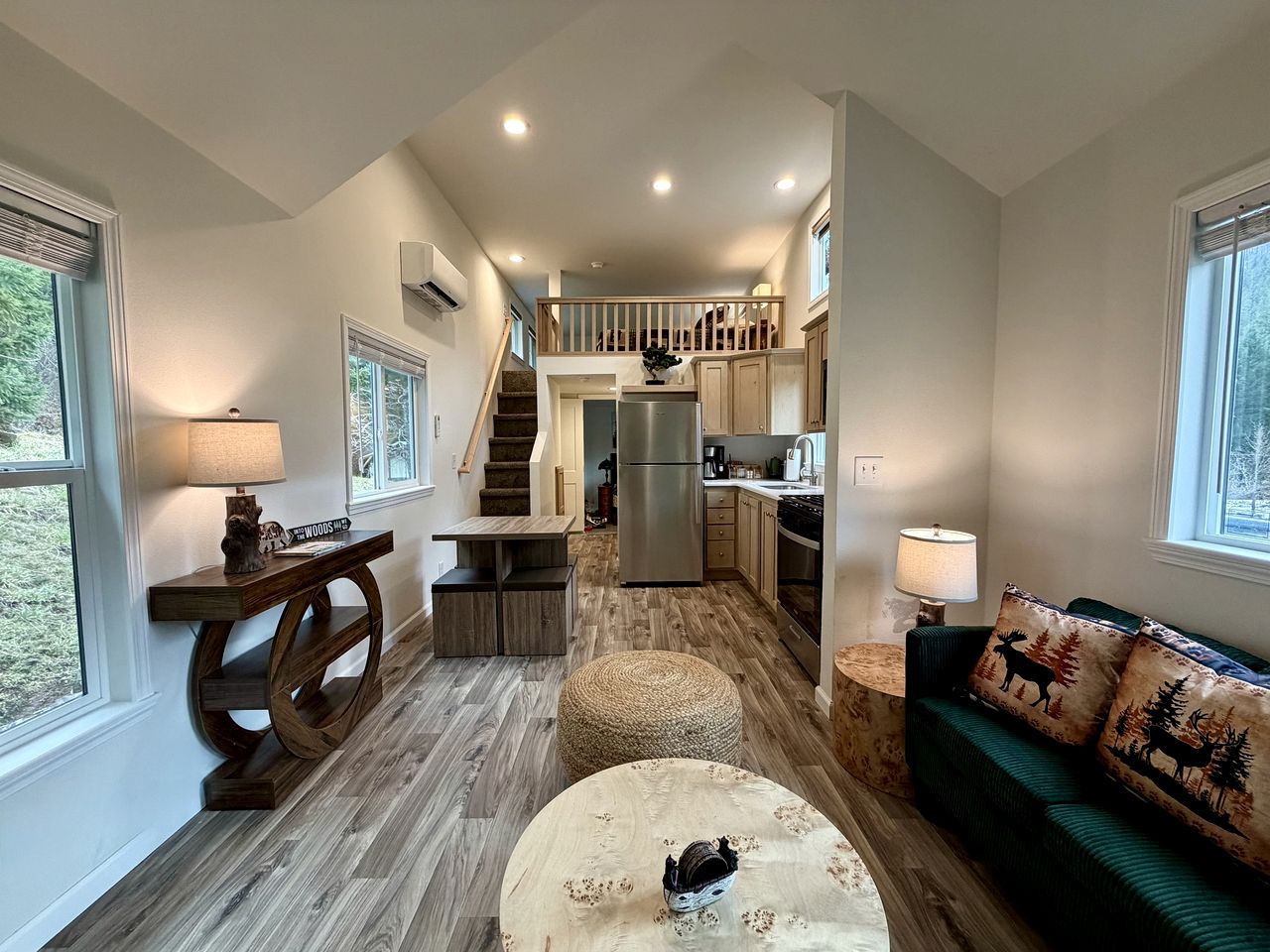 Rustic Chic Forest Cabin with Loft, BBQ & Relaxing Fire Pit Patio in Idleyld Park, Oregon