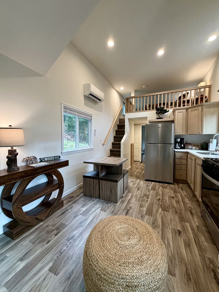 Rustic Chic Forest Cabin with Loft, BBQ & Relaxing Fire Pit Patio in Idleyld Park, Oregon